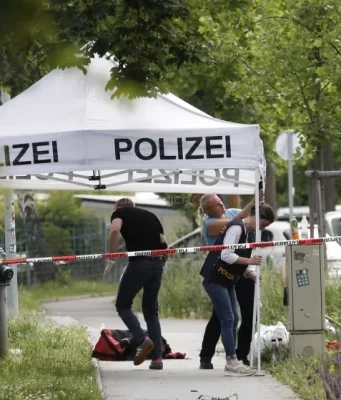 Majka slučajno pregazila jednogodišnju kćerku: Otac podigao auto dizalicom, ali bilo je prekasno