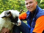 15 godišnji vrijedni Bajro jedva čeka da završi školu pa da krene za ovcama: “Daj da radim nešto korisno, nemoj mi telefon od kojeg nemam koristi..”(VIDEO)