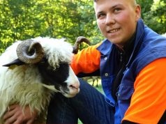 15 godišnji vrijedni Bajro jedva čeka da završi školu pa da krene za ovcama: “Daj da radim nešto korisno, nemoj mi telefon od kojeg nemam koristi..”(VIDEO)