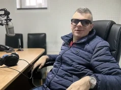 Jablaničanin Aid Husrep svira, pjeva i vodi radio emisije uprkos sljepoći od djetinjstva: „Ne vidim očima, ali osjećam svijet jače od mnogih..”