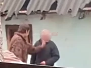 Snimak koji je zgrozio region: Mladić šamara svog oca, majka snima i „navija“(VIDEO)