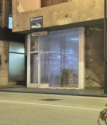 Drama u Konjicu: Vozač izgubio kontrolu nad vozilom te uletio u poslovni objekat