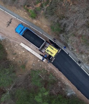 Počelo asfaltiranje puta za naselje Krstac: Projekat vrijedan preko pola miliona KM(VIDEO)