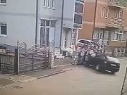 UZNEMIRUJUĆI VIDEO: Namjerno autom naletio na sugrađanina, pa ga udarao drvenom palicom, osumnjičen za pokušaj ubistva(VIDEO)