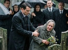 Na sahranu oca došla je prosjakinja koju su deca htela da oteraju. Sinovi su zvali obezbeđenje da je izbace, ali advokat ih je zaustavio i otvorio testament, pa kada je pročitao kome otac ostavlja kuću i zašto, sinovi su poželeli da se zemlja otvori i proguta ih.