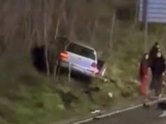 Teška saobraćajna nesreća u Mostaru: Sudar dva vozila, Golf sletio s ceste(VIDEO)