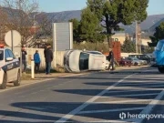 Saobraćajna nesreća na M-17 kod Mostara: Sudar kamiona i automobila, automobil završio na krovu