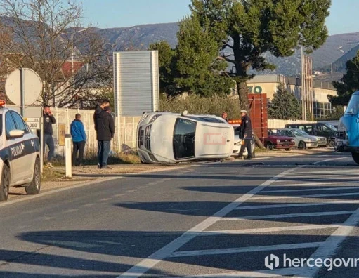 Saobraćajna nesreća na M-17 kod Mostara: Sudar kamiona i automobila, automobil završio na krovu