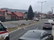 Krš i lom na bh. cesti: Automobilom udario u stub ulične rasvjete, prevezen je u bolnicu