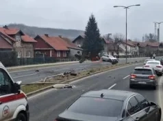 Krš i lom na bh. cesti: Automobilom udario u stub ulične rasvjete, prevezen je u bolnicu