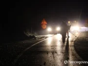 Teška saobraćajna nesreća u Hercegovini: Tri osobe povrijeđene, od jačine udara Audi sletio u provaliju