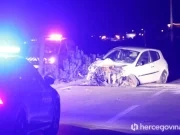 Teška saobraćajna nesreća u Hercegovini: Od siline udara automobilom prepolovio banderu