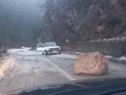 Odron kod mjesta Skok na putu Jablanica – Blidinje: Ekipe na terenu uklanjaju stijenu(FOTO)
