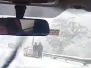 Problemi na putu prema Blidinju: Više vozila zaglavljeno u snijegu, teški uslovi na terenu(VIDEO)