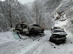 Teška saobraćajna nesreća na bh. cesti: Sudar vozila šlep službe i putničkog automobila, dijelovi rasuti po cesti(FOTO)