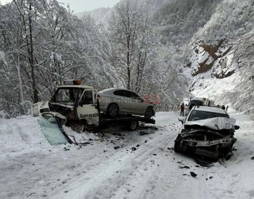 Teška saobraćajna nesreća na bh. cesti: Sudar vozila šlep službe i putničkog automobila, dijelovi rasuti po cesti(FOTO)