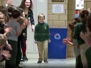 Predivno: Cijela škola je dočekala dječaka koji je nakon tri godine pobijedio leukemiju(VIDEO)