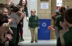 Predivno: Cijela škola je dočekala dječaka koji je nakon tri godine pobijedio leukemiju(VIDEO)