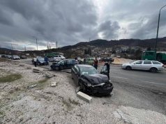 Teška saobraćajna nesreća u bh. gradu: Dvije osobe prevezene u bolnicu(FOTO)
