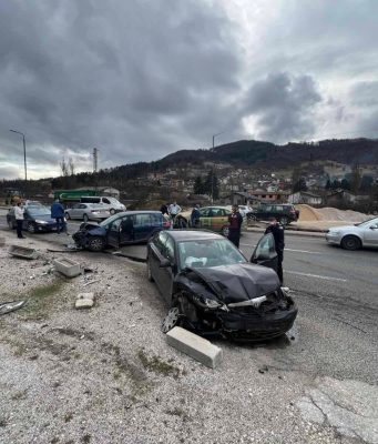 Teška saobraćajna nesreća u bh. gradu: Dvije osobe prevezene u bolnicu(FOTO)