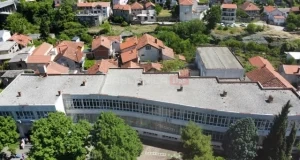 Nikšić tvrdi da su sredstva za liječenje Darisa (15) osigurana od FBiH, a škola da nije uplaćena ni marka