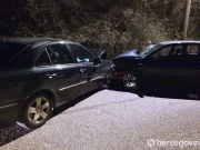 Težak frontalni sudar dva vozila u Hercegovini: Tri povrijeđene osobe prevezene u bolnicu(FOTO)