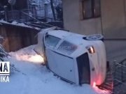Teška saobraćajna nesreća u bh. gradu: Vozilo sletjelo s ceste, povrijeđene dvije osobe od kojih jedna teže(FOTO)