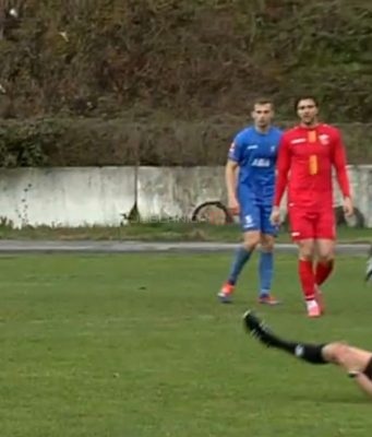 Nesvakidašnja situacija: Glavni sudija u Konjicu doživio “nokaut”, fudbaleri su odmah pritrčali(VIDEO)
