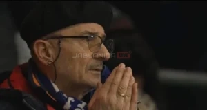 Slika koja će postati kultna u historiji Zmajeva: Evo ko je dedo čije su “molitve uslišene” u Velsu