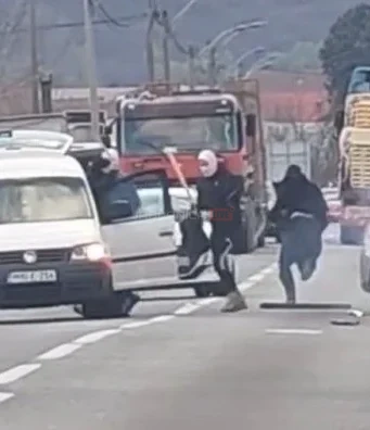 Maskirani muškarci kod Mostara bakljama i palicama napravili haos na M-17