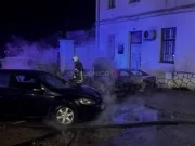 Intervenisali vatrogasci: Više vozila izgorjelo u dvorištu škole u Hercegovini(VIDEO)