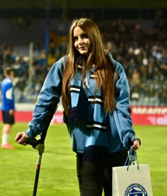 Divni prizori: Željezničar ugostio djevojčicu Ellu koja je teško povrijeđena u tramvajskoj nesreći