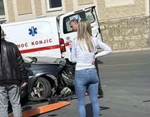 Teška saobraćajna nesreća u Konjicu: Jedna osoba zadobila teške povrede(FOTO)