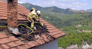 Požar na porodičnoj kući kod Konjica: Brzom reakcijom vatrogasaca spriječena veća šteta (FOTO)