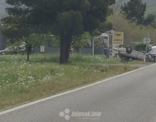 Teža nesreća na M-17: Automobil završio na krovu, saobraćaj obustavljen