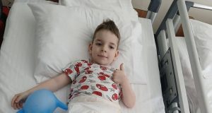 Maleni heroj treba našu pomoć: Pomozimo preslatkom Medinu da živi život kao druga djeca, dijelite što više