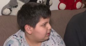 Teška sudbina porodice iz Jablanice: Majka izgubila moć govora, sin se bori s bolešću, a njegova želja slama srca – “Volio bih da mi mama živi sto godina..”(VIDEO)