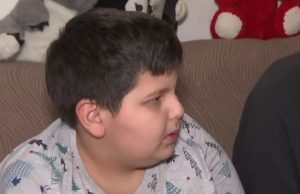 Teška sudbina porodice iz Jablanice: Majka izgubila moć govora, sin se bori s bolešću, a njegova želja slama srca – “Volio bih da mi mama živi sto godina..”(VIDEO)