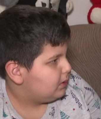 Teška sudbina porodice iz Jablanice: Majka izgubila moć govora, sin se bori s bolešću, a njegova želja slama srca – “Volio bih da mi mama živi sto godina..”(VIDEO)