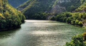 Tuga u bh. gradu, tragičan kraj potrage: Tijelo nestalog mladića (25) pronađeno u automobilu u kanjonu rijeke