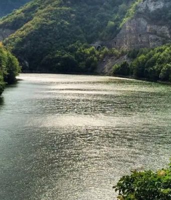 Tuga u bh. gradu, tragičan kraj potrage: Tijelo nestalog mladića (25) pronađeno u automobilu u kanjonu rijeke