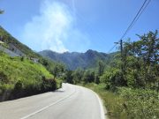 Požar zahvatio šumsko područje na Pisviru: Vatrogasci na terenu, intervenciju otežava nepristupačan teren(FOTO)