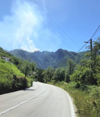 Požar zahvatio šumsko područje na Pisviru: Vatrogasci na terenu, intervenciju otežava nepristupačan teren(FOTO)