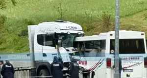 Tragedija u BiH: Poginuo vozač autobusa, deset osoba povrijeđeno nakon sudara s kamionom (FOTO)