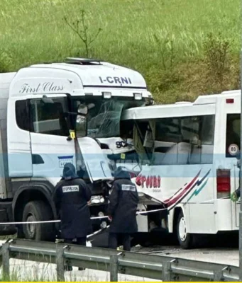 Tragedija u BiH: Poginuo vozač autobusa, deset osoba povrijeđeno nakon sudara s kamionom (FOTO)
