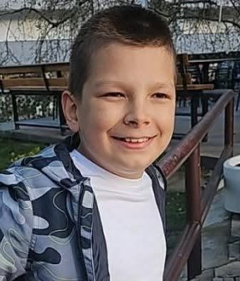 Maleni heroj iz Bugojna treba našu pomoć: Dječak Ernas ne može samostalno hodati, pomozimo mu da bude kao druga djeca