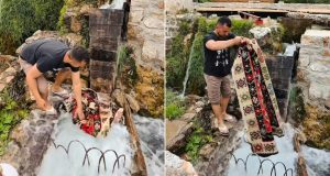 Porodica Buzaljko iz Stoca čuva tradiciju staru više od 100 godina: Ćilime peru bez hemije i mašina, samo u vodi Bregave baš kao u vrijeme naših nana!(VIDEO)