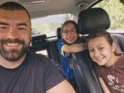 Divan primjer iz Jablanice: Aktivista Adnan Đelmo zajedno s djevojčicama čistio grad – “Promjene počinju od malih nogu”