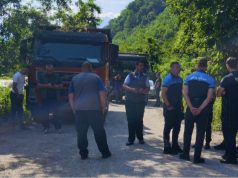 Radnici Granita iz Jablanice zaustavili kamione privatnika: Tvrde da se odvoze njihovi blokovi, policija na terenu – “To su naši blokovi i niko nema pravo da ih dira!”