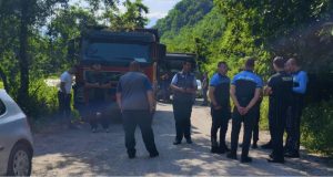 Radnici Granita iz Jablanice zaustavili kamione privatnika: Tvrde da se odvoze njihovi blokovi, policija na terenu – “To su naši blokovi i niko nema pravo da ih dira!”
